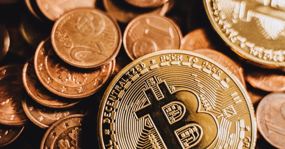 Pièces de cryptomonnaie sur un fond sombre