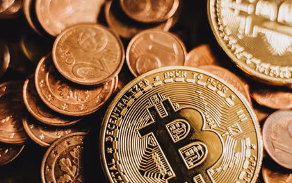 Pièces de cryptomonnaie sur un fond sombre